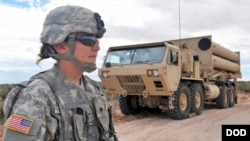 미군의 고고도 미사일 방어체계 사드(THAAD) 발사대와 미군. 미 국방부 제공 사진.