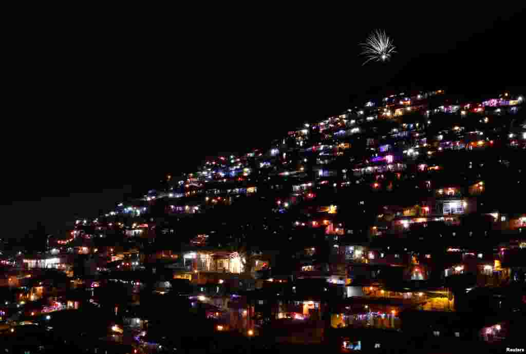 Warga mendekorasi rumah mereka dengan lentera-lentera untuk merayakan festival Hindu &#39;Diwali&#39; di Mumbai, India.