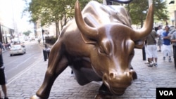 资料照片：纽约华尔街附近的金牛像。