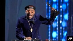 Spike Lee accepts an honorary Oscar at the Governors Awards at the Dolby Ballroom in Los Angeles, Nov. 14, 2015. 