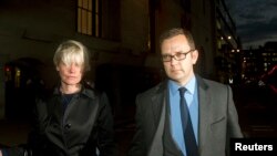 Mantan editor "News of the World" Andy Coulson (kanan) meninggalkan gedung pengadilan Old Bailey di London (30/10). 