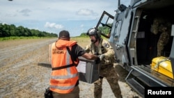资料图：新西兰国防军人员在所罗门群岛2024年4月举行的议会选举中协助运送票箱。