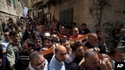 3月29日在耶路撒冷的老城，基督徒崇拜者背着十字架向圣墓教堂行进