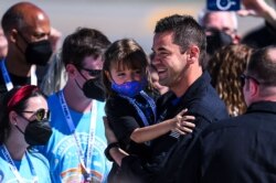 Pengusaha dan pilot miliarder AS, Jared Isaacman berdiri bersama keluarganya di Kennedy Space Center NASA, Florida, 15 September 2021. (AFP)