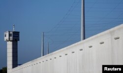 FOTO DE ARCHIVO: Se ve una torre de vigilancia en la penitenciaría de Reau, cerca de París, el 24 de septiembre de 2013. REUTERS / Christian Hartmann.