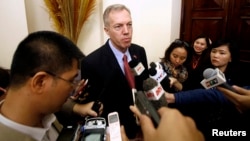 美国驻越南大使泰德·奥修斯在出席一次双边会议期间与媒体见面。（资料照）