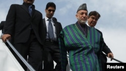 Presiden Afghanistan Hamid Karzai tiba kembali di Kabul setelah menyelesaikan lawatan 2 hari di Qatar (foto: dok). 