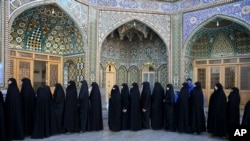 Des femmes iraniennes font la queue devant un bureau de vote lors des élections législatives et de l'Assemblée des experts à Qom, à 125 kilomètres au sud de la capitale Téhéran, en Iran, le vendredi 26 février 2016. (AP Photo / Ebrahim Noroozi)