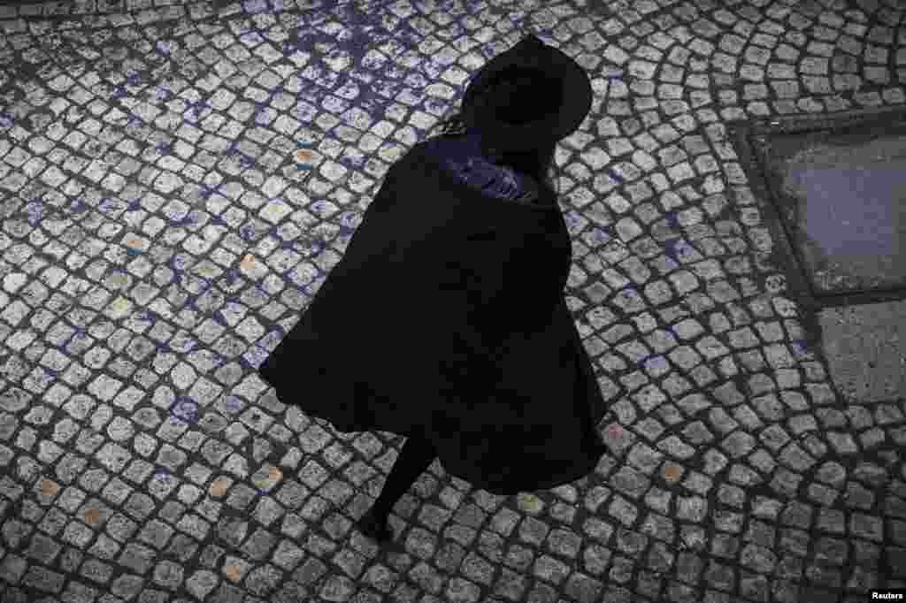 Seorang perempuan mengenakan kostum tukang sihir saat merayakan festival pagan &#39;Walpurgisnacht&#39; di pegunungan Brocken, Harz, satu kawasan di Jerman utara.