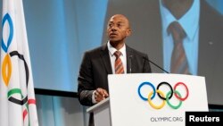 Le président de la Commission d'évaluation, le Namibien Frankie Fredericks, parle à la 121e session à Copenhague, le 8 octobre 2009.