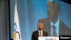 Le président de la Commission d'évaluation, le Namibien Frankie Fredericks, prononce son discours à la 121e session à Copenhague, le 8 octobre 2009.