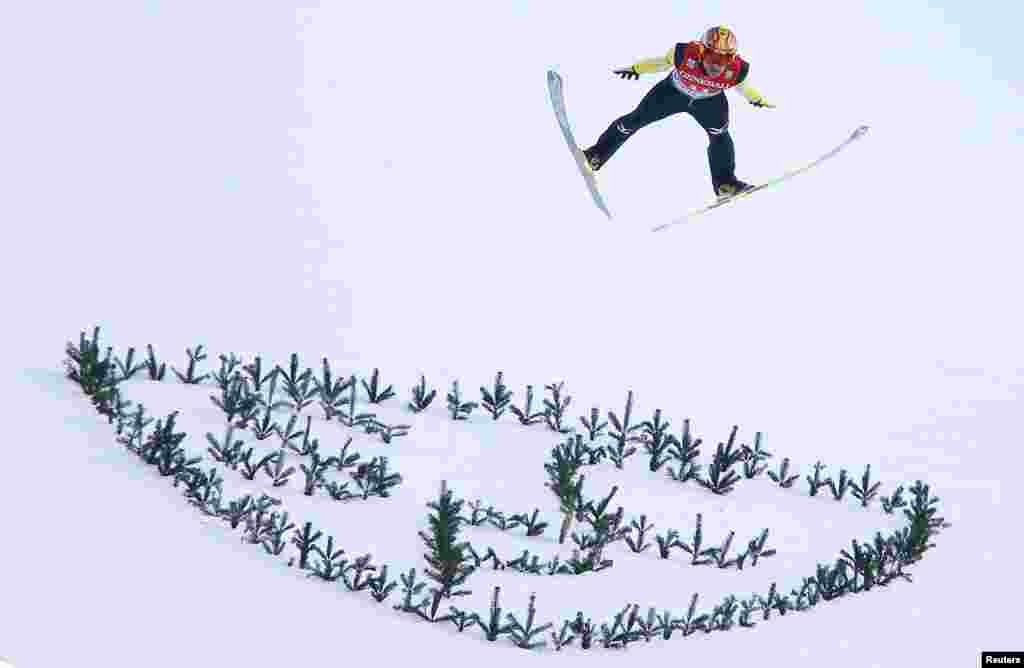 Atlet ski Jepang Noriaki Kasai melayang di angkasa pada tournamen ski di kota Garmisch-Partenkirchen, Jerman selatan. 