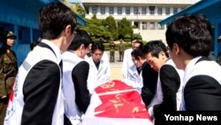 한국 여수 인근 공해상에서 침몰한 몽골 국적 화물선에 탔던 북한 선원 시신이 지난 6일 판문점을 통해 북한으로 송환되고 있다.