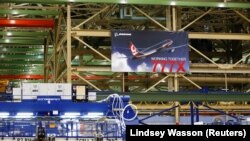 Spanduk besar bertuliskan 777X di lantai perakitan Boeing 777X saat tur untuk media di Everett, Washington, 27 Februari 2019. (Foto: Reuters) 