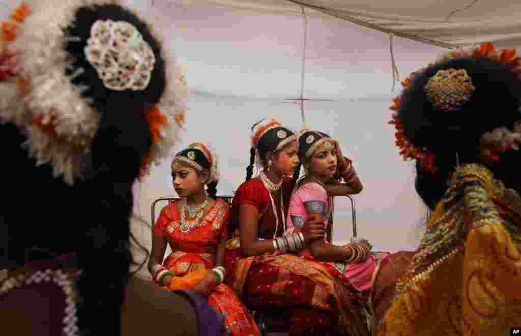 Anak-anak perempuan India berpakaian seperti Dewi Hindu menunggu prosesi keagamaan Hanuman Jayanti di New Delhi, India.