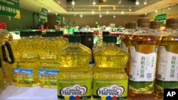 由加拿大农业综合企业理查森国际公司生产的菜籽油出现在北京一家超市的货架上。（2019年3月6日）