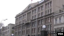 莫斯科的俄罗斯总统办公厅大楼，过去是前苏共中央所在地。(美国之音白桦拍摄)