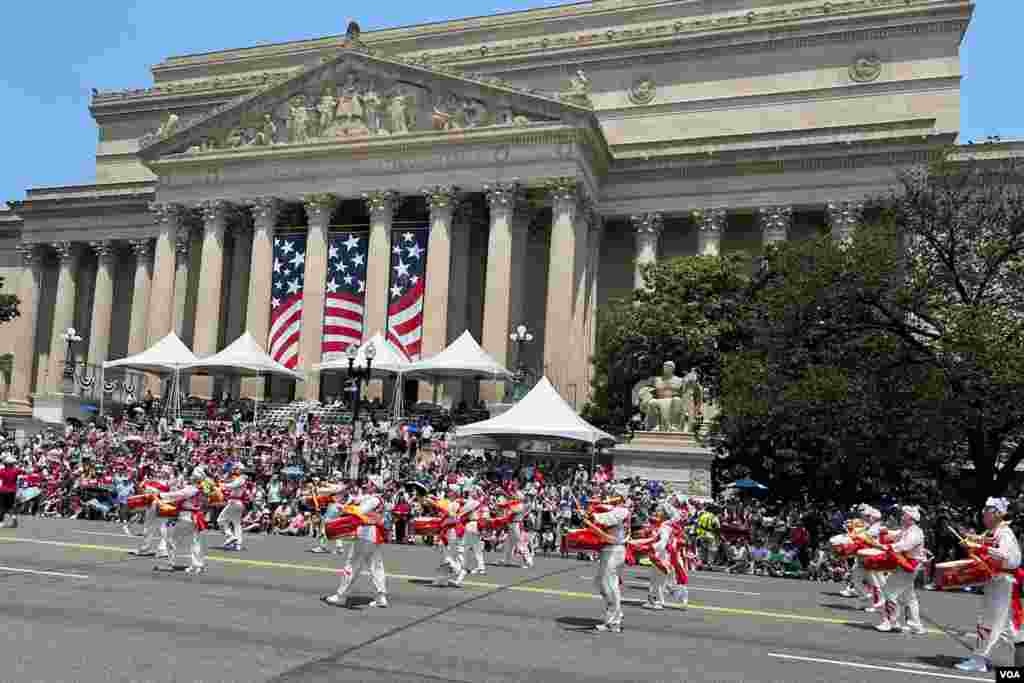 华盛顿独立日庆祝游行街头即景。(2025年7月4日)