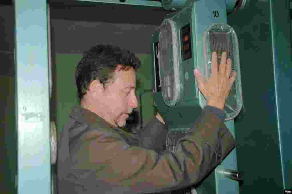 Untuk keluar dari zona eksklusif, setiap orang harus diperiksa tingkat radiasinya dengan alat otomatis. (VOA/Steve Herman) &nbsp;