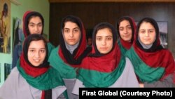 تیم دختران افغان که قرار بود در رقابت های بین المللی روبات در واشنگتن دی سی شرکت کنند.