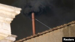 12일 추기경 회의가 열린 바티칸 시스티나 성당에서, 교황 선출이 무산됐음을 알리는 검은 연기가 피어오르고 있다. 추기경 회의는 13일에 계속된다.