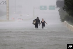 یکی دیگر از بزرگراه های هیوستون (۶۱۰) که زیر سیل رفته است.