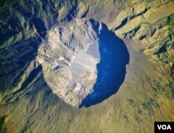 Gunung Tambora di Pulau Sumbawa, provinsi Nusa Tenggara Barat pernah meletus tahun 1815.