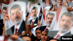 지난 6월 이집트 전 대통령 무함마드 무르시를 지지하는 사람들이 쿠알라룸푸르의 이집트 대사관 앞에서 시위를 하고 있다. 