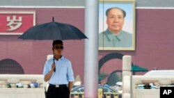 六四纪念日之前中国便衣保安人员在天安门前执勤（2015年6月1日）