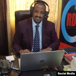 Daarektera Raadiyoo Daandii Haqaa,Hamzaa Booranaa jijjiramatti daramuuf raadoniillee fuudhee biyyatiin galuutti jira