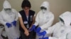 Petugas kesehatan dari WHO memberikan pelatihan petugas medis di Sierra Leone bagaimana menangani pasien ebola (foto: WHO).