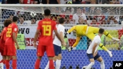 گول تیم بلجیم در برابر انگلستان و پرش زیبا اما ناکام دروازه بان انگلستان برای مهار توپ