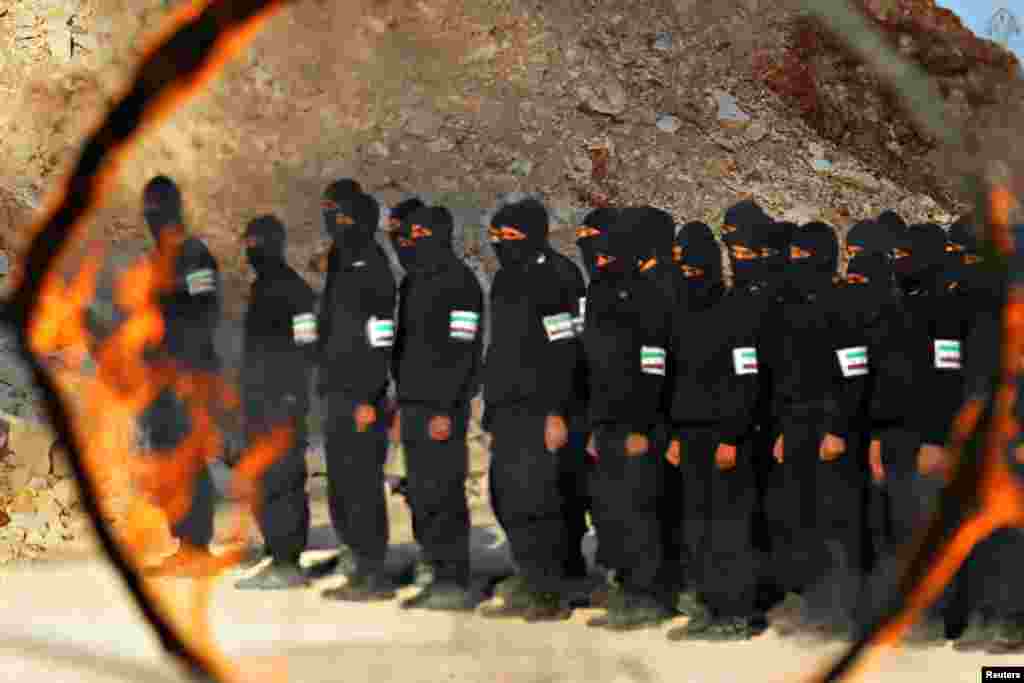 Pemberontak Suriah mengikuti pelatihan militer di provinsi Idlib, Suriah.