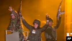 지난해 10월 이라크 쿠르드족 민병대가 시리아와 터키 접경지역인 수루크를 떠나 코바니 지역을 향하고 있다. (자료사진)