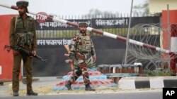 29일 카슈미르 잠무 외곽 인도 군 기지에서 군인들이 경계근무 서고 있다.
