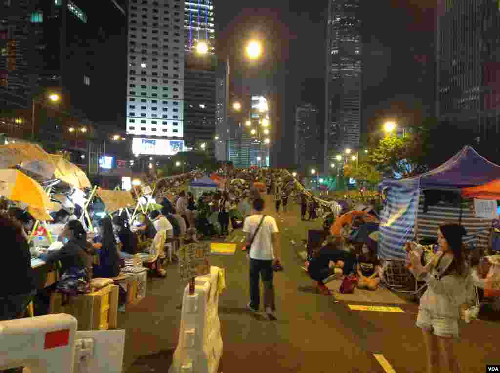 数以千计市民学生周日继续坚守金钟占领区（美国之音海彦拍摄）