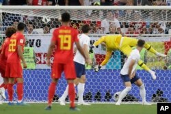 El portero de Inglaterra Jordan Pickford se zambulle pero no evita que Bélgica marque el primer gol de su equipo durante el partido del grupo G entre Inglaterra y Bélgica en la Copa Mundial de fútbol 2018 en el Estadio de Kaliningrado en Kaliningrado, Rusia, el jueves, 28 de junio de 2018.