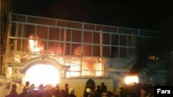 یکی از تصاویری که از حمله به سفارت عربستان در تهران در رسانه های ایران منتشر شده است