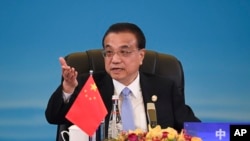 中国总理李克强在成都举行的中日韩领导人峰会上讲话。（2019年12月24日）