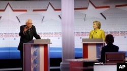 美国民主党总统参选人希拉里·克林顿和佛蒙特州联邦参议员伯尼·桑德斯2016年2月11日晚在威斯康辛州的密尔沃基的辩论会上。