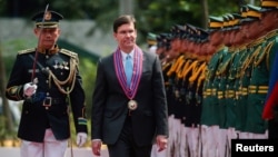 19일 필리핀을 방문한 마크 에스퍼 미국 국방장관이 국방부에서 열린 환영식에서 의장대를 사열하고 있다.