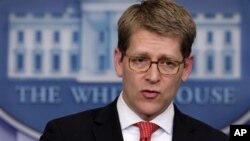 Juru bicara Gedung Putih Jay Carney membela mantan Menlu Hillary Clinton dalam menangani insiden Benghazi, hari Rabu (8/5).