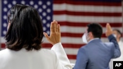 资料照片：人们在纽约的一次归化入籍仪式上宣誓成为美国公民。(2020年7月2日)