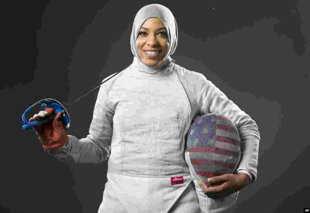 Atlet anggar Ibtihaj Muhammad berpose pada KTT Media Tim AS, 9 Maret 2016, di Beverly Hills, California. (AP Photo/Damian Dovarganes)