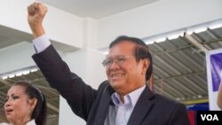 រូបឯកសារ៖ លោក កឹម សុខា​ ប្រធាន​គណបក្ស​សង្គ្រោះ​ជាតិ​ ក្នុង​ពិធី​ជួបជុំ​បេក្ខនារី​សម្រាប់​ការ​បោះឆ្នោត​ឃុំ​សង្កាត់​ នៅ​ទី​ស្នាក់ការ​គណបក្ស​ ក្នុង​រាជធានី​ភ្នំពេញ​​ នៅ​ថ្ងៃទី​១៧ ខែ​ឧសភា​ ឆ្នាំ​២០១៧។ (VOA)