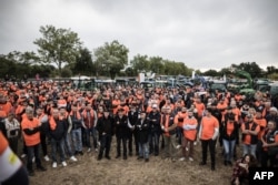 资料照片: 2024年9月17日法国让萨拉帕吕，干邑葡萄种植者聚集在一起，抗议中国关税威胁。