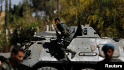 Des policiers entrent dans l'enceinte de l'ambassade américaine, à Sanaa, Yémen, le 11 février 2015.