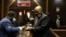 L'ancien président sud-africain Jacob Zuma se désinfecte les mains à la Haute Cour de Pietermaritzburg, à Pietermaritzburg, en Afrique du Sud, le 23 juin 2020. (Photo: KIM LUDBROOK / POOL / AFP) 