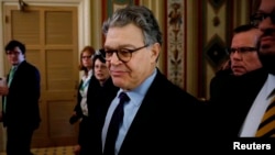 Le sénateur Al Franken arrive au Capitol Hill, à Washington DC, le 7 décembre 2017.