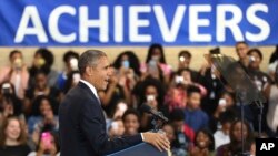 바락 오바마 대통령이 17일 워싱턴 DC 인근 벤자민 배네커 아카데미 고등학교를 방문, "고교 졸업률이 5년 연속 상승한 것은 새로운 교육정책이 현장에 필요한 내용이었음을 보여주는 것"이라고 평가하고있다.